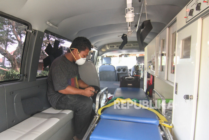 Tukang kebun rumah yang penghuninya terjangkit Virus Corona dievakuasi di Depok, Jawa Barat, Senin (2/3/2020). 