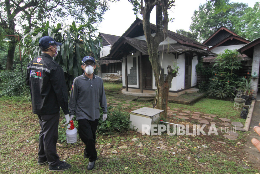 Petugas Dinas Kesehatan mengevakuasi pekerja di rumah yang penghuninya terjangkit virus Corona di Depok, Jawa Barat.