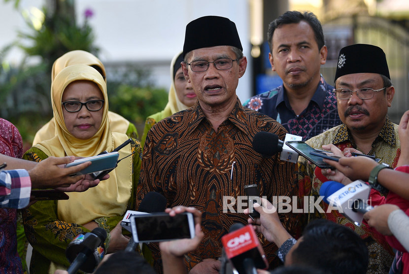 Ketua Umum PP Muhammadiyah Haedar Nashir (kedua kiri) bersama Ketua Umum PP Aisyiyah Siti Noordjannah Djohantini (kiri) memberikan keterangan kepada wartawan.