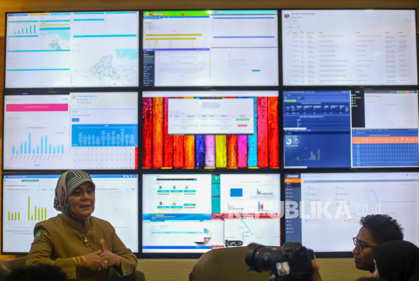 Kepala Dinas Kesehatan Kota Liza Puspadewi  menyampaikan keterangan pers terkait virus corona di Gedung Dinas Kesehatan Kota Tangerang, Banten, Senin (2/3/2020).