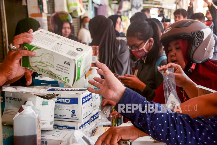 Sejumlah warga membeli masker di pasar proyek Bekasi, Jawa Barat, Senin (2/3/2020). Penelitian KPPU menunjukkan belum ada dugaan pelanggaran dalam perdagangan masker. Ilustrasi.