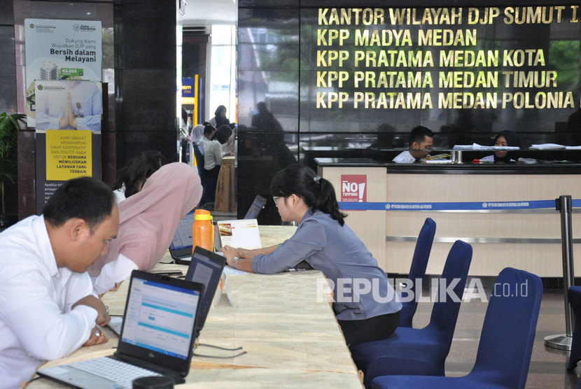 Petugas Pajak melayani wajib pajak untuk mengisi form pelaporan SPT Pajak Tahunan melalui daring di Kantor Wilayah Direktorat Jenderal Pajak (DJP) Sumut I di Medan, Sumatera Utara, Senin (2/3/2020).