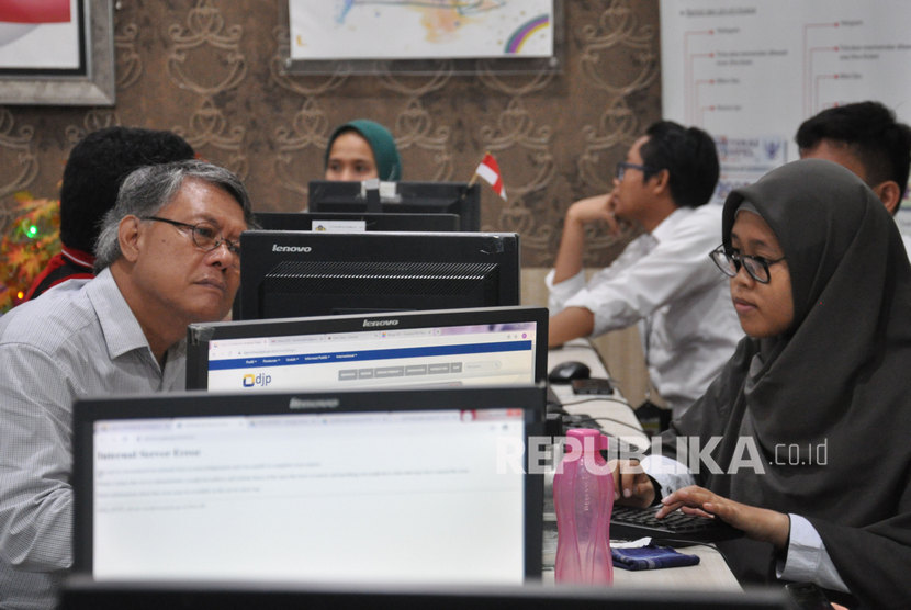 Petugas Pajak melayani wajib pajak untuk mengisi form pelaporan SPT Pajak Tahunan melalui daring di Kantor Wilayah Direktorat Jenderal Pajak (DJP) Sumut I di Medan, Sumatera Utara, Senin (2/3/2020). (Antara/Septianda Perdana)