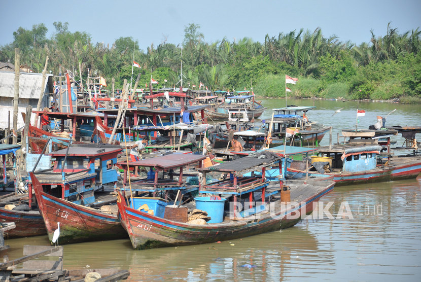 Sejumlah perahu milik nelayan bersandar di muara perairan Belawan Medan, Sumatera Utara, Senin (2/3/2020).