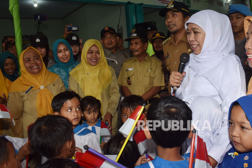 Gubernur Jawa Timur Khofifah Indar Parawansa (kanan) menyapa warga saat melakukan kunjungan kerja di Desa Sidomulyo, Kecamatan Sawahan, Kabupaten Madiun, Jawa Timur, Senin (2/3/2020). 