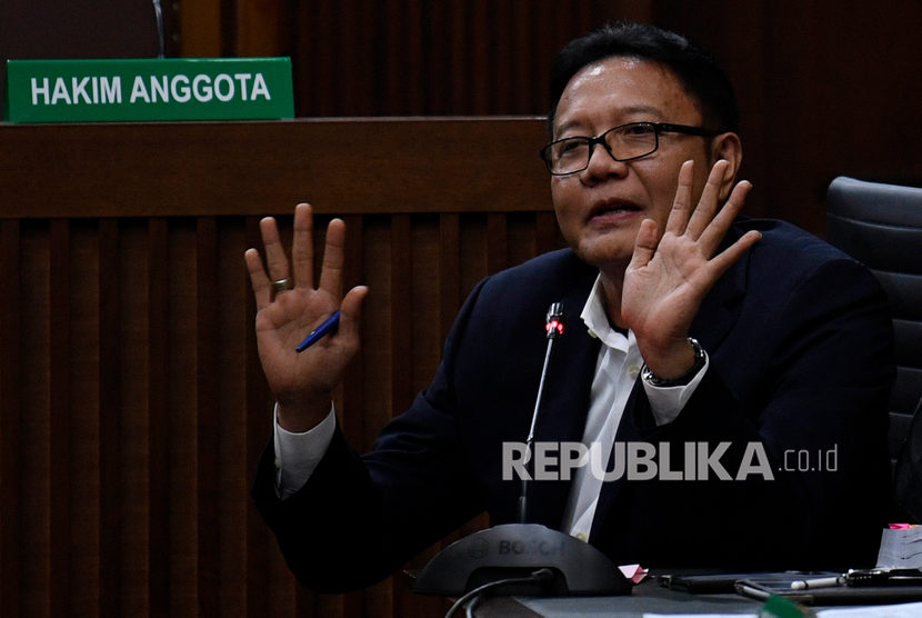 Terdakwa kasus dugaan suap impor bawang putih I Nyoman Dhamantra menyampaikan pertanyaan kepada saksi saat sidang lanjutan di Pengadilan Tipikor, Jakarta, Senin (2/3/2020). 