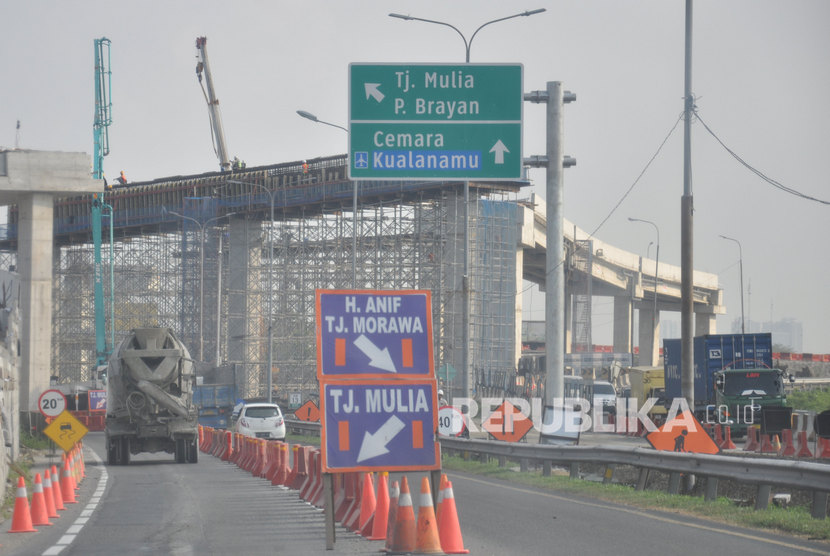 Sejumlah pekerja menyelesaikan pembangunan jalan tol penghubung ruas tol Tanjung Mulia-Helvetia-Binjai di Medan, Sumatera Utara, Senin (2/3/2020).(Antara/Septianda Perdana)