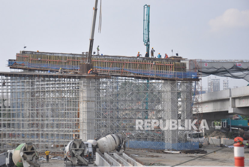 Sejumlah pekerja menyelesaikan pembangunan jalan tol penghubung ruas tol Tanjung Mulia-Helvetia-Binjai di Medan, Sumatera Utara, Senin (2/3). Penyerapan anggaran Kementerian Pekerjaan Umum dan Perumahan Rakyat (PUPR) sudah mencapai tujuh persen. 