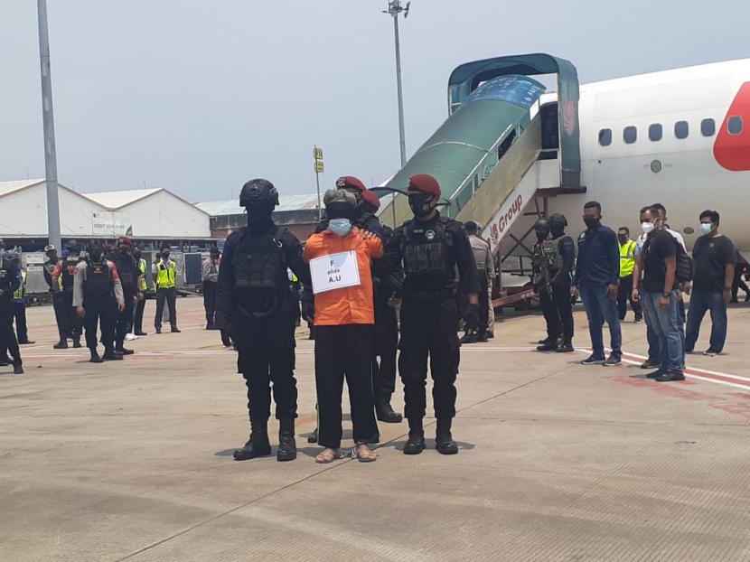 22 teroris yang merupakan kelompok Jamaah Islamiyah (JI) atau Kelompok Fahim dari Jawa Timur tiba di Bandara Soekarno-Hatta, Tangerang, Banten pada Kamis (18/3) siang