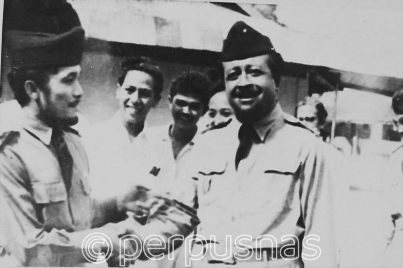 23 Agustus 1956 [gambar] : Lubis kol. Zulkifli & Subroto, Kol. Gatot : upacara serah terima jabatan kepala staf angkatan darat dari kolonel Zulkifli Lubis kepada Gatot Subroto di Jakarta dengan inspektur upacara Ksad Mayjend. A.H. Nasution.