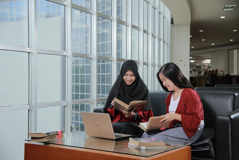 Mahasiswa Indonesia berhasil kuliah di luar negeri lewat beasiswa IISMA. 