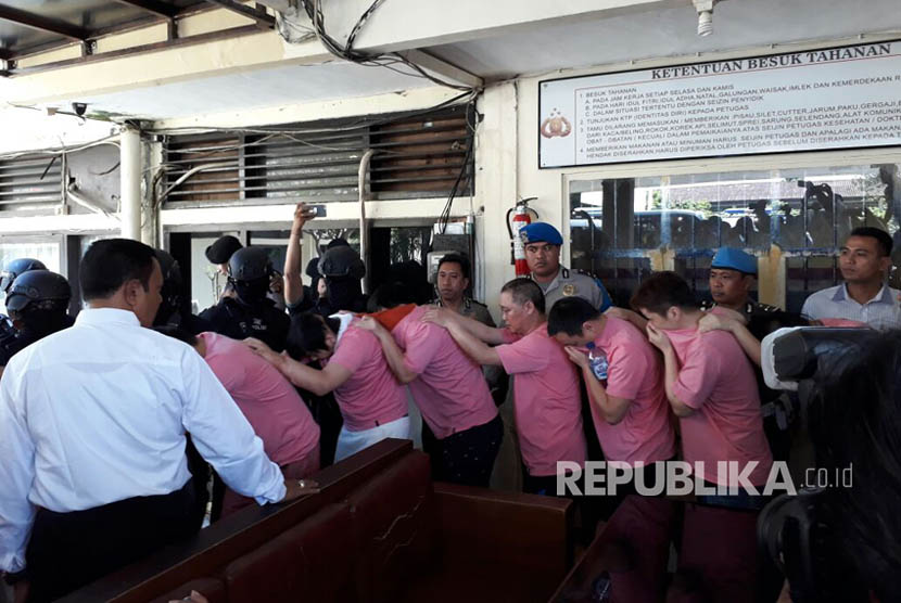 Sebanyak 27 WNA Cina yang tertangkap melakukan kejahatan siber di Bali akan diangkut ke Mabes Polri, Senin (31/7) melalui Bandara Internasional I Gusti Ngurah Rai.