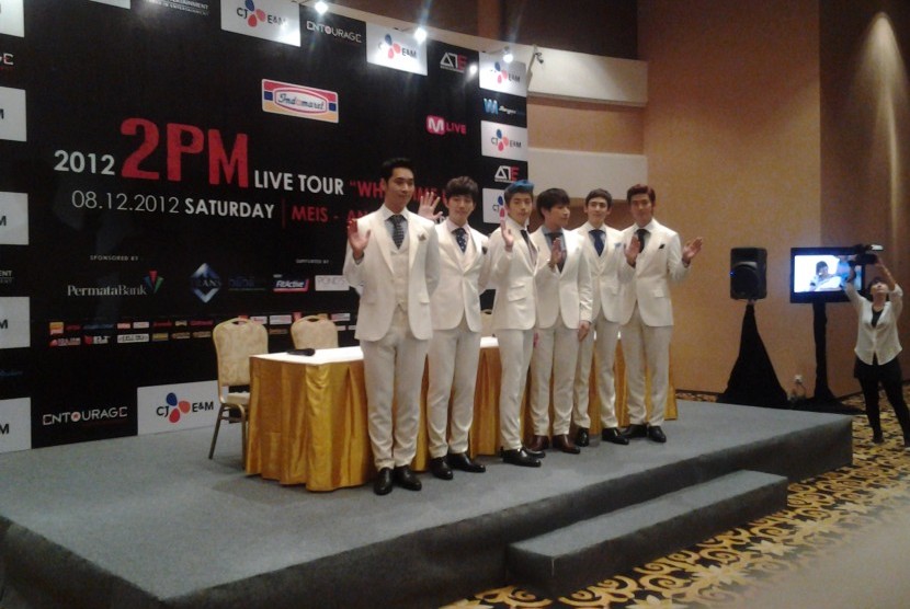 2PM saat konferensi pers di Jakarta, Jumat (7/12) malam.