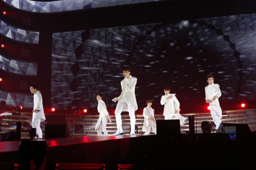 2PM saat tampil di Tokyo, Jepang, pada 2013. Grup beranggotakan enam orang itu kini kembali dengan album lengkap ketujuhnya, Must.
