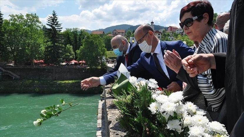 3.000 mawar dilemparkan ke Sungai Drina untuk mengenang para korban Perang Bosnia
