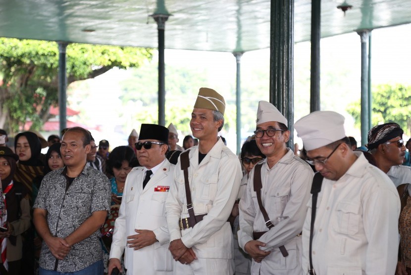 3 menteri dalam kabinet yang dipimpin Presiden Joko Widodo, yakni Menteri Sekretaris Negara, Pratikno, Menteri Perhubungan, Budi Karya Sumadi, serta Menteri Pekerjaan Umum dan Perumahan Rakyat, Basuki Hadimuljono menghadiri Nitilaku Perguruan Kebangsaan di