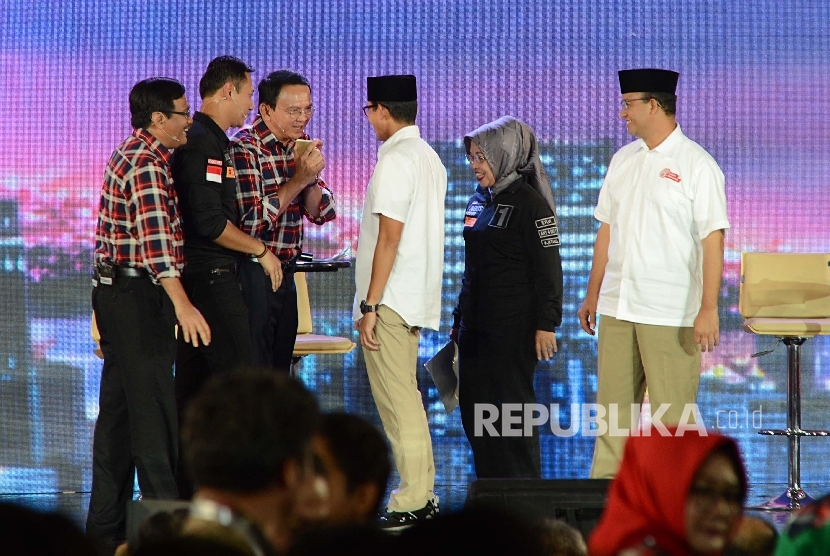 3 pasang calon gubernur-wakil gubernur DKI bersalaman usai mengikuti acara debat terbuka