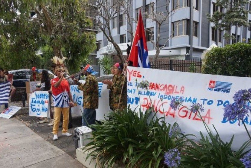 30 orang lebih berunjuk rasa di depan KJRI Melbourne dengan mengusung isu Papua Barat.