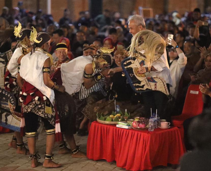 300-an dalang se-Indonesia seusai mementaskan lakon Wahyu Keprabon dalam satu panggung di Pendopo Saestu, Klaten, Jawa Tengah.