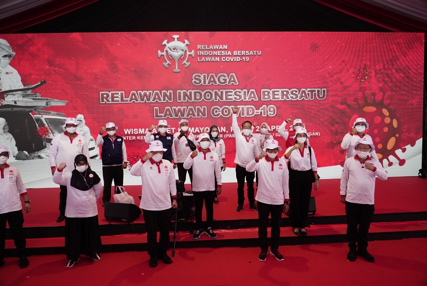  300 relawan di Jakarta dan delapan kota besar di Indonesia mendeklarasikan Siaga Relawan Indonesia Bersatu Lawan Covid 19 di Wisma Atlet Kemayoran Jakarta, Rabu (22/4).