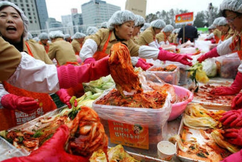 3000 ibu rumah tangga di Seoul, Korsel berkumpul bersama membuat kimchi untuk dibagikan kepada keluarga tak mampu di penjuru kota.