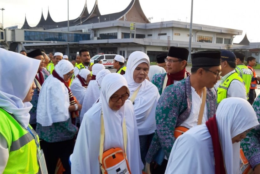 Kemenag Lantik PPIH Embarkasi Padang untuk Pelayanan Haji 2022. Foto:  393 jamaah haji dari Embarkasi Padang dalam Kloter I sudah berangkat dari Bandara Internasional Minangkabau (BIM), Ahad (7/7) menuju Bandara International Abdul Aziz Madinah I