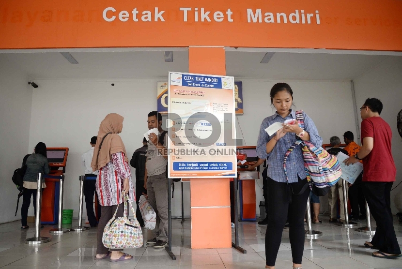Calon penumpang membeli tiket kereta api di Stasiun Senen, Jakarta, Kamis (26/2).  (Republika/ Yasin Habibi)