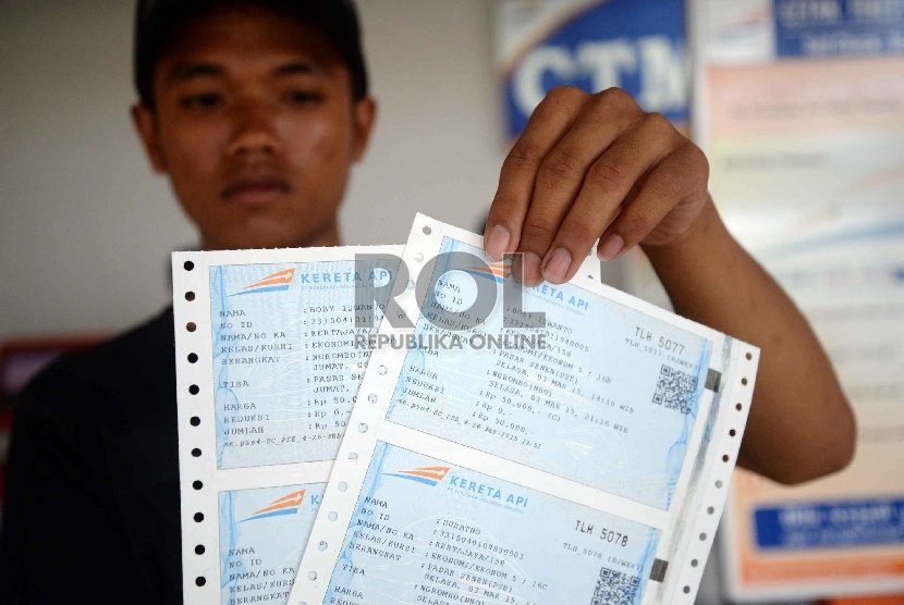 Calon penumpang membeli tiket kereta api di Stasiun Senen, Jakarta, Kamis (26/2).  (Republika/ Yasin Habibi)