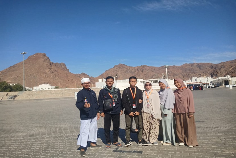 4 siswa SMA Adzkia Daarut Tauhid jejakkan kaki di Makkah. 4 siswa bisa menuju ke tanah suci karena donasi salah satu orang tua asuh SMA Adzkia
