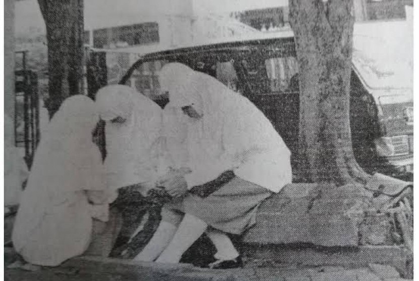 4 siswi SMA Negeri 68 Jakarta yang dikeluarkan dari sekolah pada tahun 1982.