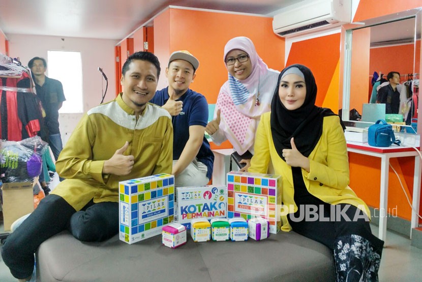 The 5 Pillars Game. Celebrities Arie Untung (left) and his wife Fenita Jayanti (right) endorse the 5 Pillars game.