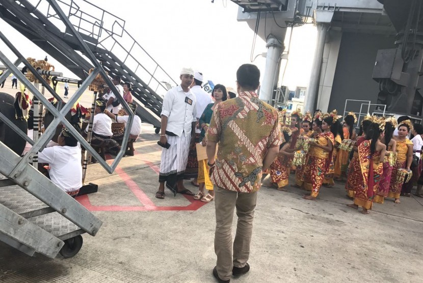 50 penari anak dari Sanggar Sawitri Denpasar bersiap menyambut Raja Salman di Bandara Internasional I Gusti Ngurah Rai, Denpasar, Sabtu (4/3)