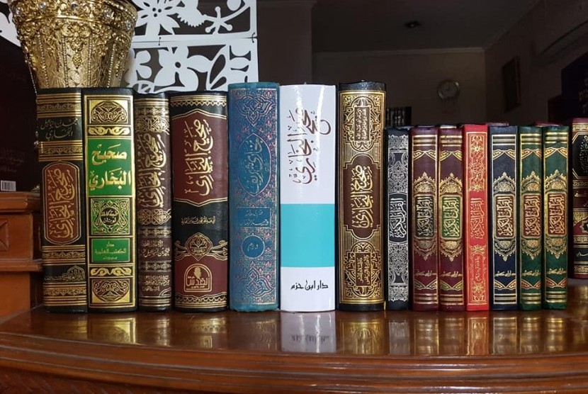  7 kitab cetakan Shahih Bukhari, dan ada 7 mushaf Quran cetakan dengan 7 varian qira'ah