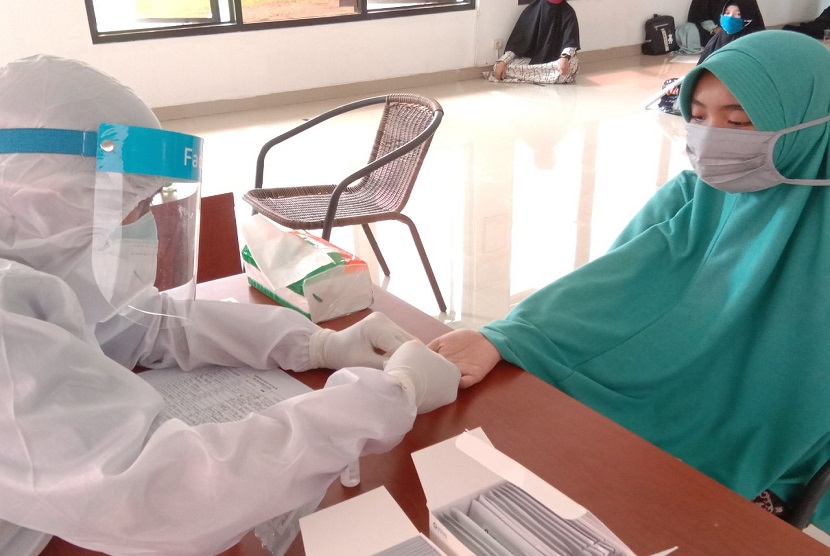 74 santri Askar Kauny yang masuk dan langsung menjalani rapid test bersama tim medis dari Rumah Sakit Ummi, Kota Bogor.