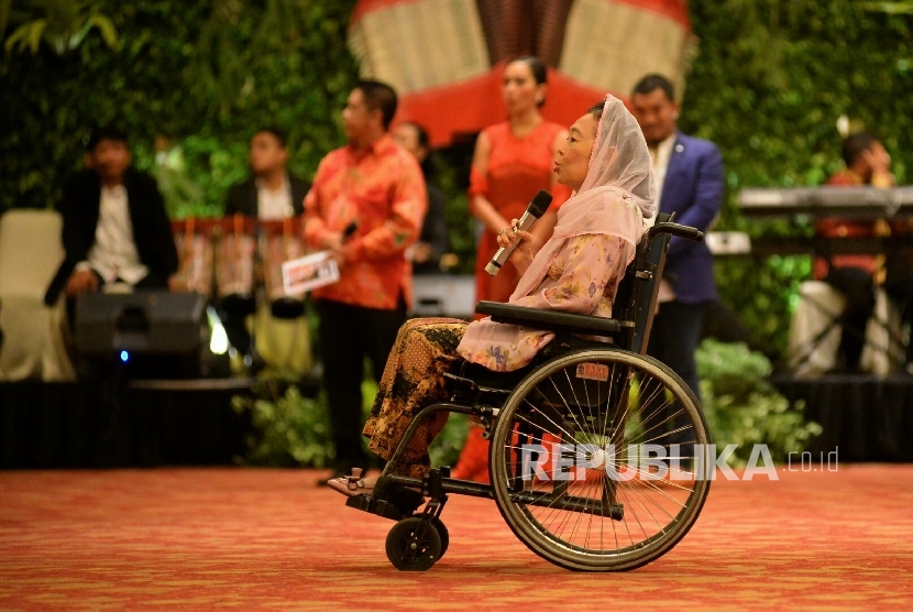 80 Thn Sabam Sirait : Istri alm Gusdur Sinta Nuriyah Wahid memberikan tesimoni pada acara syukuran ke-80 tahun Sabam Sirait di Jakarta, Sabtu (15/10).