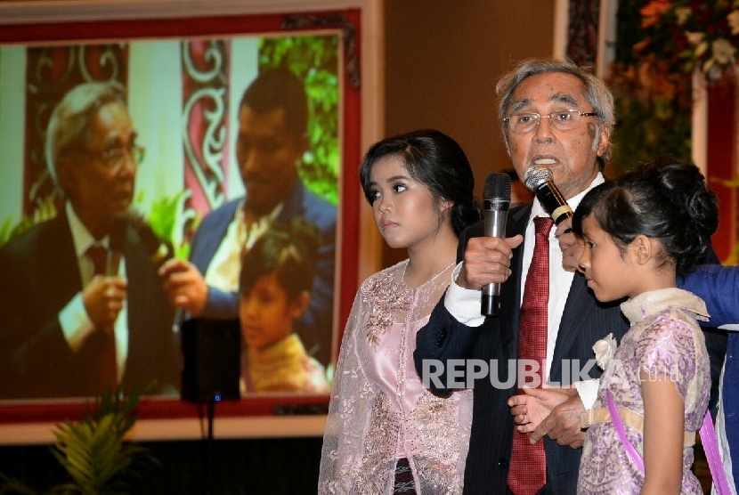 80 Thn Sabam Sirait : Politisi Senior Sabam Sirait memberikan sambutan pada acara syukuran ke-80 tahun Sabam Sirait di Jakarta, Sabtu (15/10).