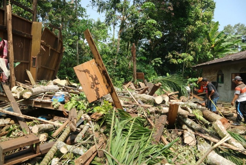 85 rumah warga di Kabupaten Solok Selatan rusak akibat terjangan angin puting beliung yang terjadi pada Jumat (6/9).