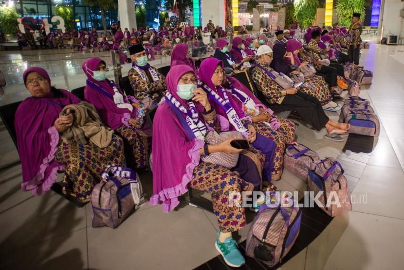 Calon jemaah umroh menunggu kepastian keberangkatan ke Tanah Suci Mekah di Terminal 3 Bandara Soekarno Hatta, Tangerang, Banten, Kamis (27/2).(Republika/Thoudy Badai)