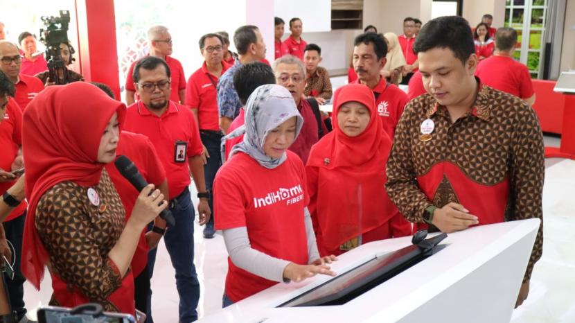 Direktur Consumer Service Telkom Siti Choiriana (tengah) mencoba menggunakan smart device di Plasa Telkom Digital Yogyakarta yang merupakan layanan outlet dengan inovasi walk in channel terbaru yang menerapkan layanan digital secara mandiri bagi pelanggan.