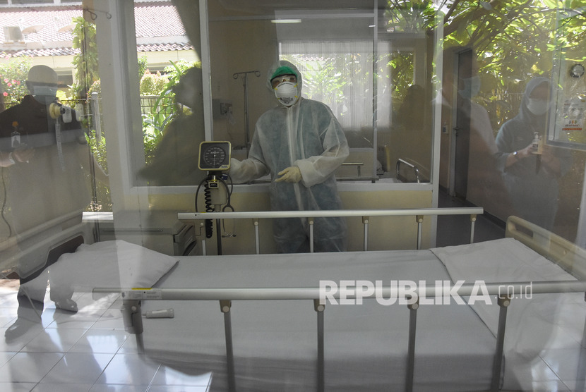 Petugas menggunakan pakaian pelindung lengkap melakukan pengecekan fasilitas diruang isolasi bagi pasien suspect COVID-19 RS Pelni, Jakarta, Selasa (10/3/2020).