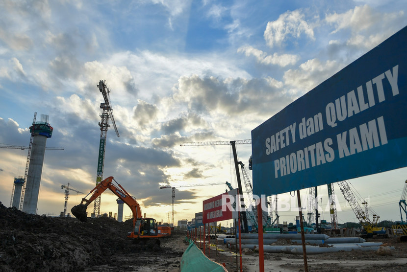 Pekerja menyelesaikan proyek pembangunan Jakarta International Stadium (JIS) di Jakarta Utara.