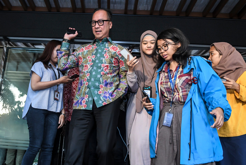 Menteri Perindustrian Agus Gumiwang Kartasasmita menjawab pertanyaan wartawan usai mengikuti Rapat Koordinasi (Rakor) tentang Kebijakan Stimulus ke-2 Dampak COVID-19 di kantor Kemenko Perekonomian, Jakarta, Rabu (11/3/2020).