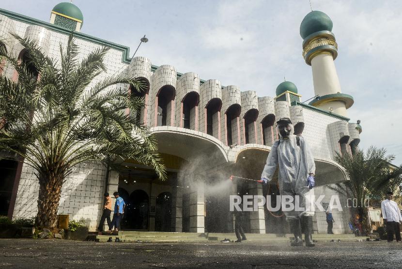Petugas menyemprotkan disinfektan saat peluncuran Gerakan Semprot Disinfektan 10.000 Masjid di Masjid Al Munawar, Pancoran, Jakarta, Jumat (13/3). 