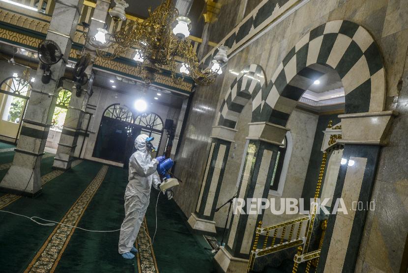 Petugas menyemprotkan disinfektan saat peluncuran Gerakan Semprot Disinfektan 10 ribu masjid. (Republika/Putra M. Akbar)