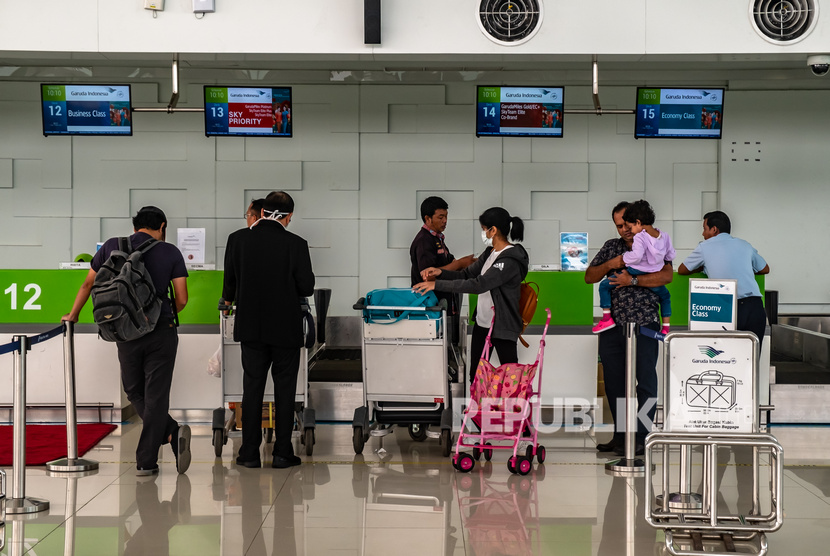 Sejumlah penumpang beraktivitas di area ‘check in’ atau konfirmasi tiket di Bandara Internasional Jenderal Ahmad Yani Semarang, Jawa Tengah, Jumat (13/3). Bandara Internasional Jenderal Ahmad Yani Semarang tetap beroperasi seperti biasa, kendati seluruh layanan penerbangan komersial untuk sementara dihentikan. Penerbangan penumpang disetop mulai Sabtu (25/4) hingga 31 Mei 2020 mendatang.