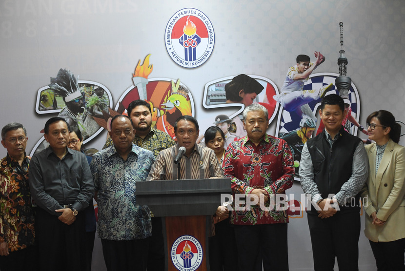 Menpora Zainudin Amali (tengah) didampingi sejumlah pengambil keputusan (stakeholder) cabang-cabang olahraga memberikan keterangan terkait kelanjutan kompetisi olahraga usai rapat tertutup di Jakarta, Jumat (13/3/2020).