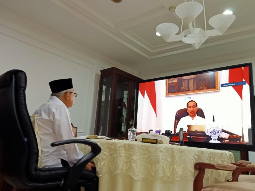 Wakil Presiden Maruf Amin saat mengikuti rapat terbatas dengan Presiden Joko Widodo dan para menteri melalui video conference dari rumah dinas wapres, Menteng, Jakarta, Rabu (18/3).