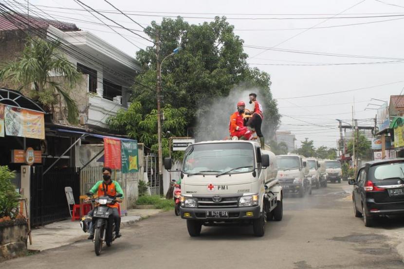 Penyemprotan Disinfektan Berkala Fokus di Zona Merah Tomang. PMI memfokuskan penyemprotan disinfektan di DKI Jakarta sebagai episentrum Covid-19.  Setiap hari personel PMI di seluruh DKI Jakarta melakukan 600 titik penyemprotan. Foto ilustrasi.