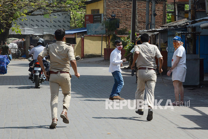  Polisi India menindak warga yang melanggar aturan lockdown di Bangalore.