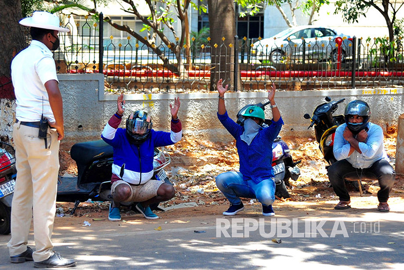 Muslimah India Sumbangkan Tabungan Haji untuk Covid-19. Polisi India menindak warga yang melanggar aturan lockdown di Bangalore.